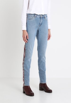 Vaqueros de tiro alto en azul claro con un corte recto y rayas laterales en rojo, blanco y navy. Presentan un diseño clásico de cinco bolsillos.