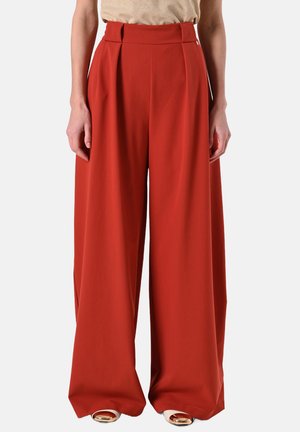 Pantaloni a gamba larga in un ricco colore ruggine, realizzati in un tessuto morbido. Presentano pince frontali, vita alta e una silhouette sartoriale.