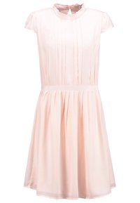 Robe rose clair à manches courtes, longueur genou, avec devant plissé, taille cintrée et petit col volanté avec fermeture par bouton au dos.