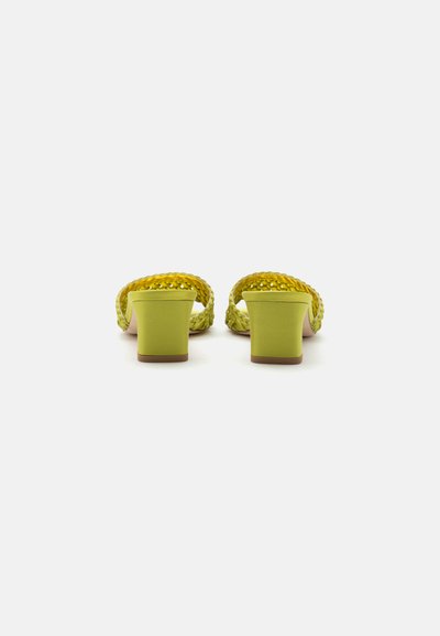 Paire de sandales à talons blocs en cuir tissé vert citron, vues de dos sur fond blanc.