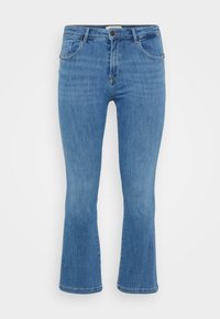 Jean en denim bleu à taille mi-haute et évasée, avec cinq poches et des coutures orange, offrant une texture lisse et une coupe classique.
