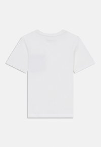 Weißes Baumwoll-T-Shirt mit kurzen Ärmeln, rundem Hals und einem schlichten Rücken. Keine sichtbaren Logos oder Muster. Glatte Textur und normale Passform.
