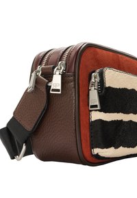 Prostokątna torba na ramię wykonana z brązowej skóry, czerwonego zamszu oraz panelu z skóry bydlęcej z czarnymi i kremowymi paskami. Podwójne zamki błyskawiczne i regulowany pasek.