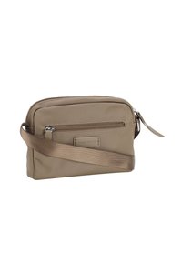 Borsa a tracolla beige realizzata in materiale sintetico liscio, con una tasca frontale con zip, un compartimento principale con zip e una tracolla in tessuto.