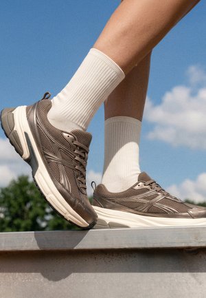OYSHO, RETRO SNEAKERS - Baskets basses - bronze
