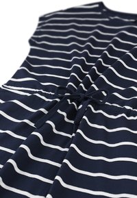 Marineblauwe jurk met witte horizontale strepen, met een cinched taille en een strikdetail. Gemaakt van zachte, rekbare stof.