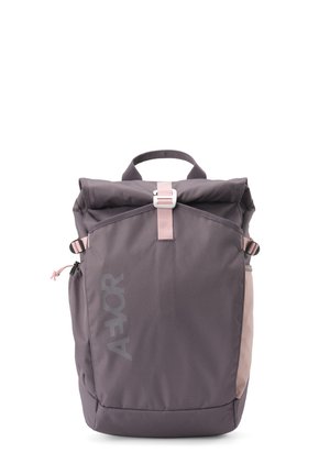 Lila Roll-Top-Rucksack mit pinkem Riemen und Seitentasche, vorderes Logo "AYOR" und Tragegriff oben.