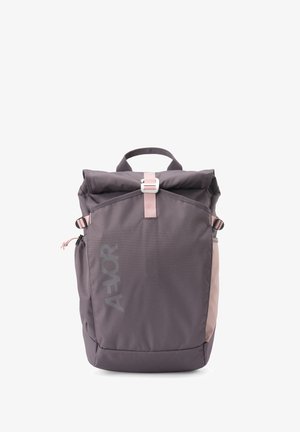 Sac à dos violet à rabat roulé avec sangle rose et poche latérale, logo "AYOR" à l'avant, et poignée de transport sur le dessus.