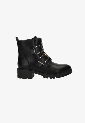 Bottines en cuir noir avec un bout arrondi, quincaillerie en argent, deux accents de boucle et un talon robuste. Fermeture éclair sur le côté pour un enfilage facile.