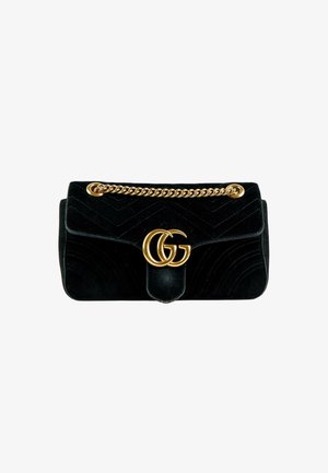 Borsa a mano in velluto nero con logo doppia G dorato e tracolla a catena dorata, forma rettangolare con motivo trapuntato a chevron.