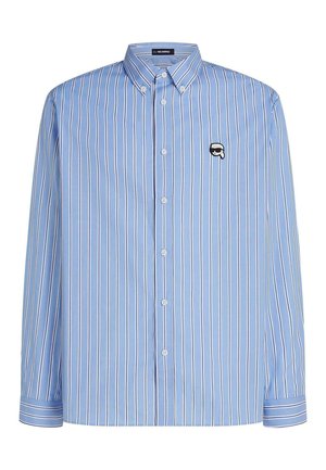Camicia azzurra chiaro a maniche lunghe con bottoni, righe verticali bianche e nere e un piccolo logo del volto bianco e nero sul petto a sinistra.