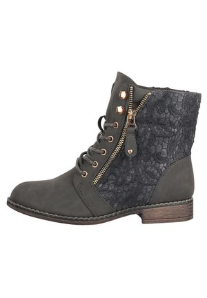 Bottes cheville grises avec un panneau en dentelle texturé. Comprend un laçage frontal, une fermeture éclair métallique et un petit talon empilé. Matériau ressemblant à du suedine.