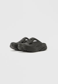 Fekete papucsok, könnyű műanyagból készült, ívelt kialakítással, több szellőzőnyílással és texturált talppal a jobb tapadás érdekében.