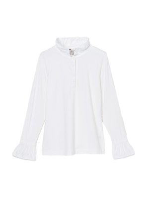 Blouse blanche à manches longues avec col haut volanté et poignets volantés, avec une fermeture à un seul bouton au col.