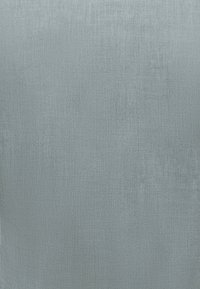 Lichtblauwe textuurstof met een glad oppervlak en subtiele glans, uniform van kleur, geschikt voor stoffering of decoratief gebruik.