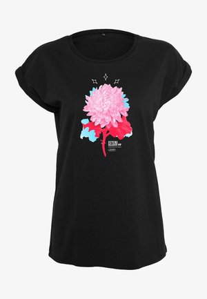 Černé tričko s krátkými ohrnutými rukávy, zdobené živým růžovým květinovým motivem, modrými akcenty a nápisem "FUTURE SEASON 99" na spodní části.