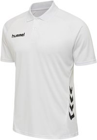 Vit polo t-shirt i slät väv med tre-knapplåsning. Har en svart logotyp och ett vinklat mönster på sidan.