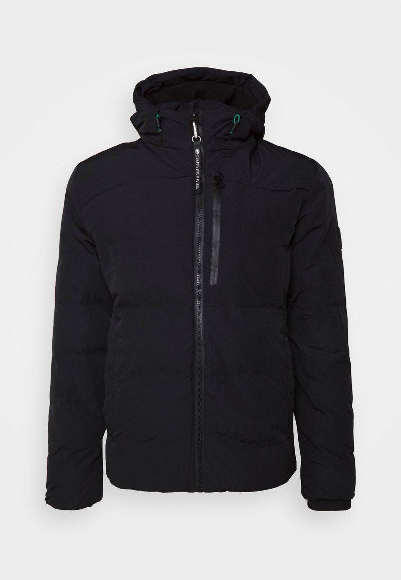 Sort isoleret jakke med hætte, der har en lynlås foran, tekstureret overflade og elastiske manchetter. Indeholder brystlomme med lynlås.