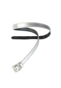 Cinturón de cuero plateado con hebilla rectangular adornada con piedras de imitación y forro interior negro, enrollado sobre un fondo blanco.