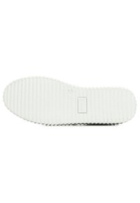Semelle de chaussure en caoutchouc blanc avec des rainures texturées et une empreinte de logo. Présente un motif circulaire le long des bords pour une meilleure adhérence.