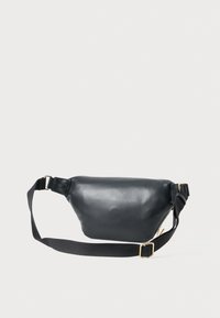 Schwarze Lederbauchtasche mit glatter Textur, dreieckiger Form und einem abnehmbaren schwarzen Stoffgurt. Goldfarbene Hardwareakzente.