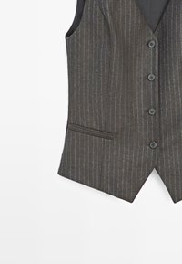 Gilet grigio scuro a righe con quattro bottoni, scollatura a V e una tasca a filetto sul lato sinistro.