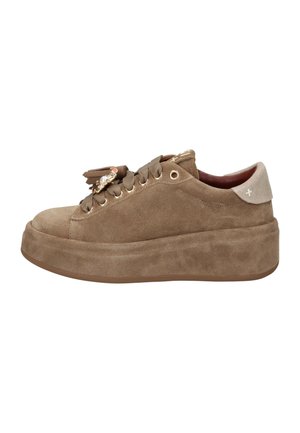 Sneaker platform in suede marrone con suola spessa, punta tonda, lacci a nastro e ciondolo decorativo sulla parte superiore, vista laterale sinistra.