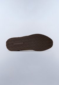 Suola di scarpa in gomma marrone con un motivo a zigzag testurizzato e un logo rettangolare impressato. La superficie è liscia, enfatizzando la durabilità e la presa.