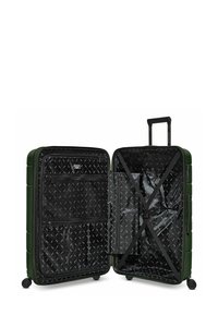 Maleta rígida verde con interior negro, cuenta con cintas cruzadas, bolsillos de malla y ruedas que giran suavemente. Abierta para empacar.