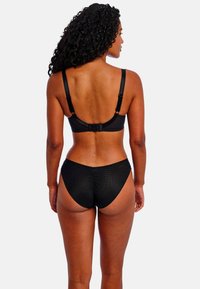 Zwart lingeriesetje met een eenvoudige ontwerp, een gladde textuur, verstelbare banden en een haak-en-oogsluiting op de beha.