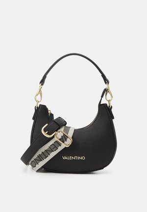 Bolsa de tecido preta com formato curvado. Apresenta um fecho em metal dourado e uma alça ajustável com padrão, com "VALENTINO" em letras grandes.