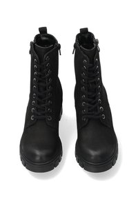 Zwarte enkellaarzen met een gladde leren afwerking, veterfront, zijritsen en robuuste rubberen zolen. Voorzien van zilveren oogjes en stiksels.