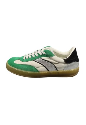 Sneaker basse con punta in suede verde, lati in pelle bianca, dettagli neri e argentati, lacci bianchi e suola in gomma marrone traslucida.