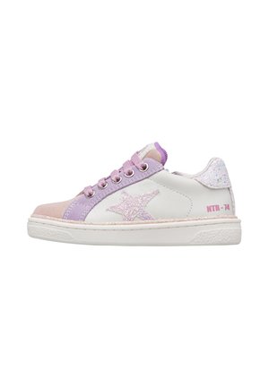 Basket pour enfant blanche et violet pastel avec motif étoile pailletée rose, lacets violets et "NTR-74" imprimé sur le côté près du talon.