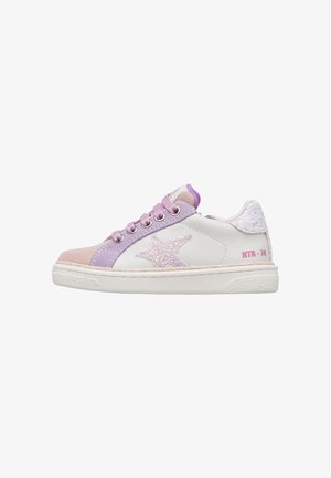 Basket pour enfant blanche et violet pastel avec motif étoile pailletée rose, lacets violets et "NTR-74" imprimé sur le côté près du talon.