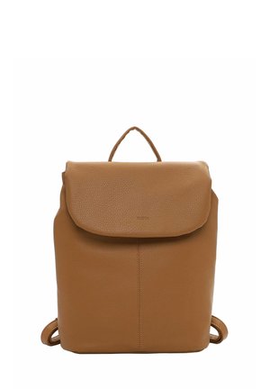 Brązowy skórzany plecak z klapą i górnym uchwytem, zaprojektowany do codziennego użytku lub na casualowe wyjścia.