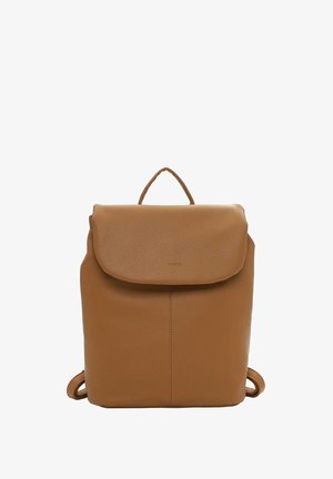 Mochila de cuero marrón con cierre de solapa y asa superior, diseñada para uso diario o salidas informales.