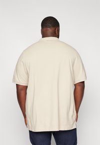 Levi's® Plus Polotričko - sahara khaki