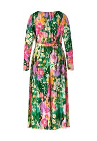 Langärmliges Blumenkleid mit grünem Grundton, verziert mit rosa, lila und gelben Mustern, tailliert mit einem passenden Gürtel und fließendem Design.