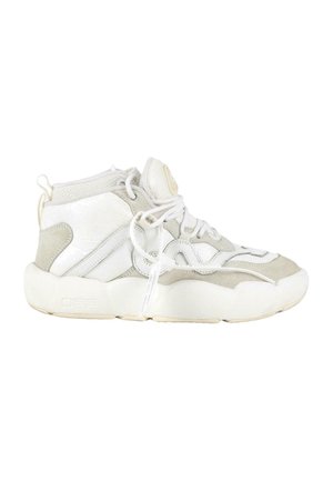 Biały i jasnoszary wysokostopowy sneaker z grubą podeszwą i sznurowanym przodem, wykonany z materiałów zamszowych i skórzanych.
