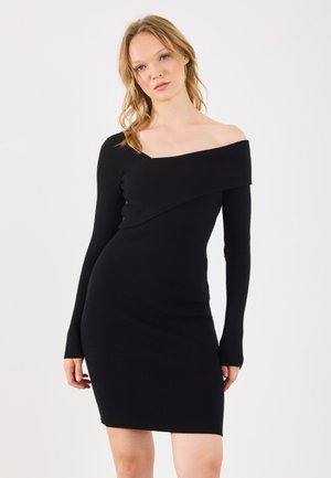 Fekete bordázott kötött ruha off-the-shoulder kialakítással, hosszú ujjakkal és testhez simuló siluettel. Sima textúra, térd hosszúságú szegély.