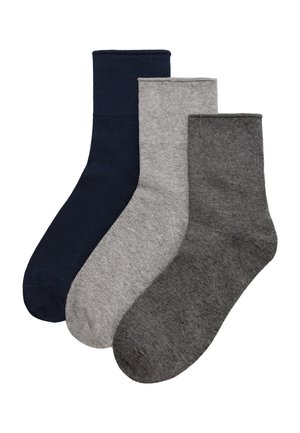 Tres calcetines lisos hasta la altura de la tripulación en azul marino, gris claro y gris oscuro, dispuestos uno al lado del otro sobre un fondo blanco.