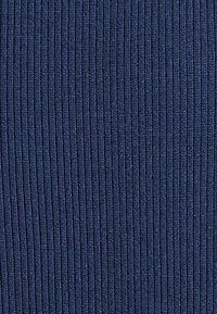 Tessuto a coste navy con righe verticali; texture morbida; pattern di maglia uniforme con una leggera elasticità per comfort e vestibilità.