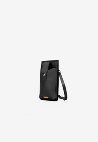 Funda para teléfono de piel negra con solapa frontal, cierre a presión y correa desmontable. Presenta una placa con logo en tono dorado en la parte inferior.