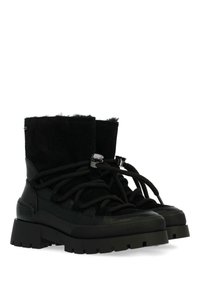 Černé kotníkové boty kombinující hladkou kůži a měkkou nubukovou kůži, s robustní gumovou podrážkou a výraznými šněrovacími detaily.