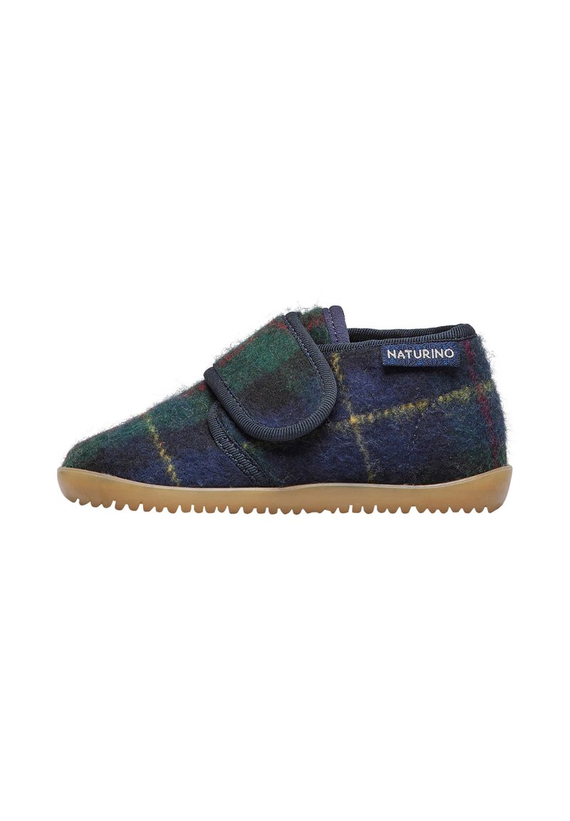 Vilt pantoffel in donkerblauw met een groen en gele ruitjespatroon, voorzien van een grote klittenbandsluiting, een ronde neus en een gestructureerde rubberen zool.