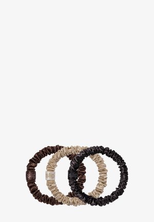 Tres coleteros de seda en colores marrón, beige y negro dispuestos superpuestos sobre un fondo blanco.