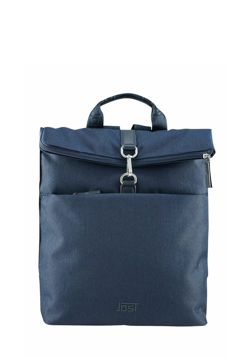 Mochila azul marino hecha de tela, con una tapa plegable, cierre de cremallera y un bolsillo frontal con un logo sutil en la parte inferior.