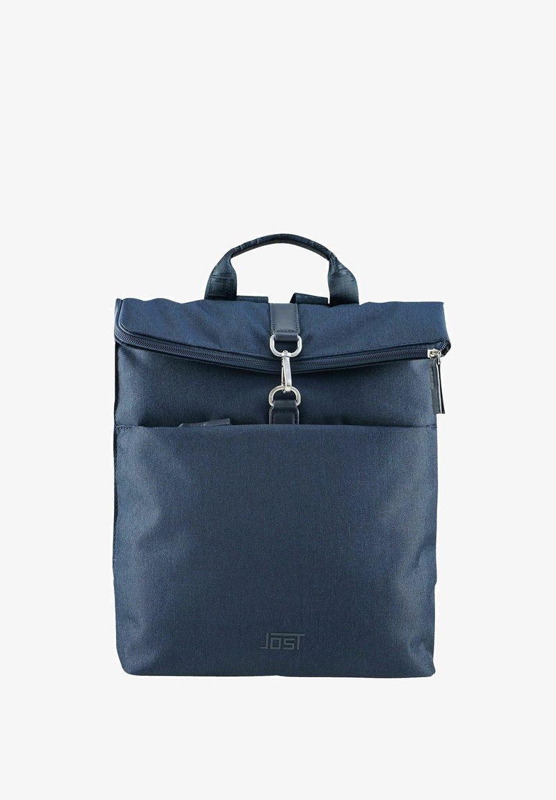 Mochila azul marino hecha de tela, con una tapa plegable, cierre de cremallera y un bolsillo frontal con un logo sutil en la parte inferior.