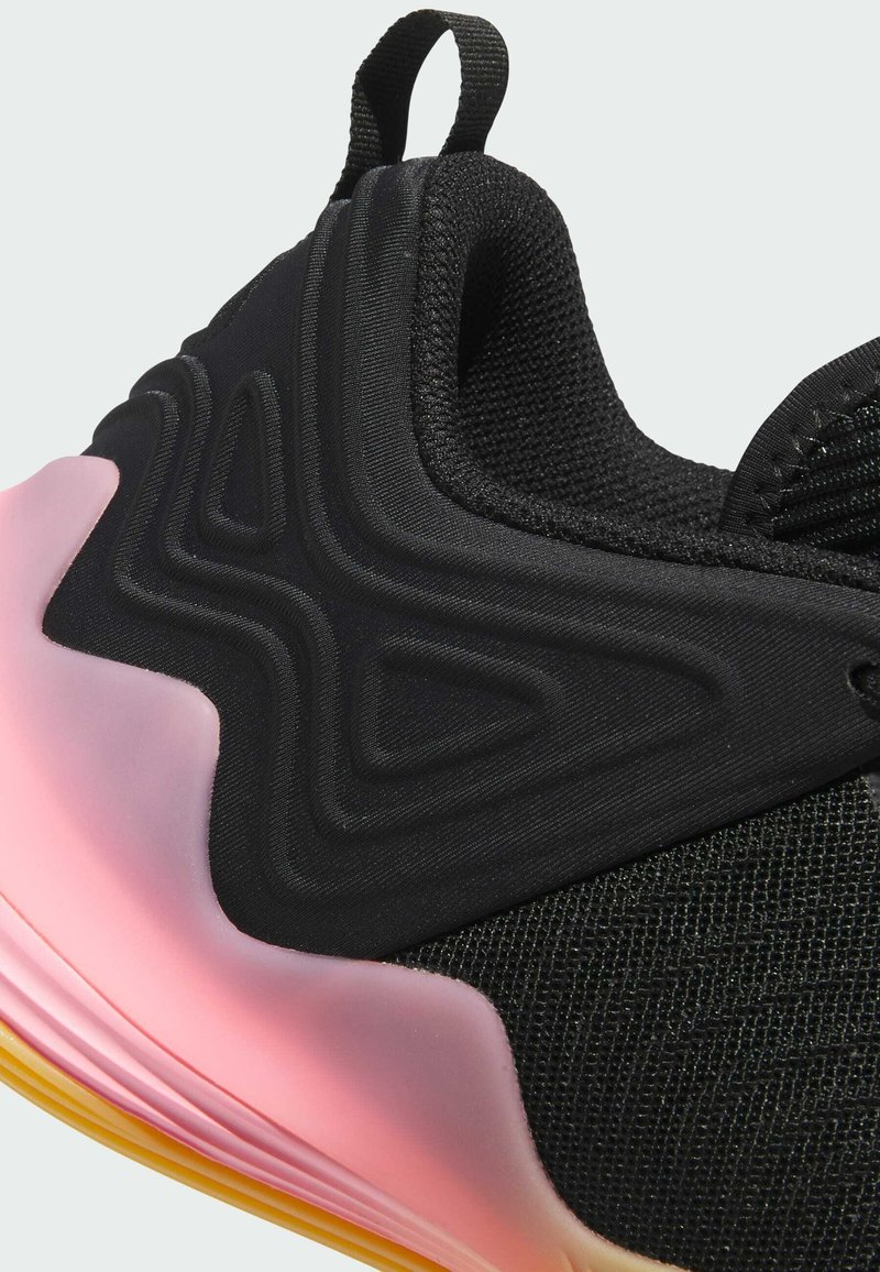 Czarne sneakersy z fakturowaną cholewką, wyraźnym wzorem fali oraz różowym gradientowym bieżnikiem przechodzącym w żółty. Zawierają z tyłu pętlę do zakładania.